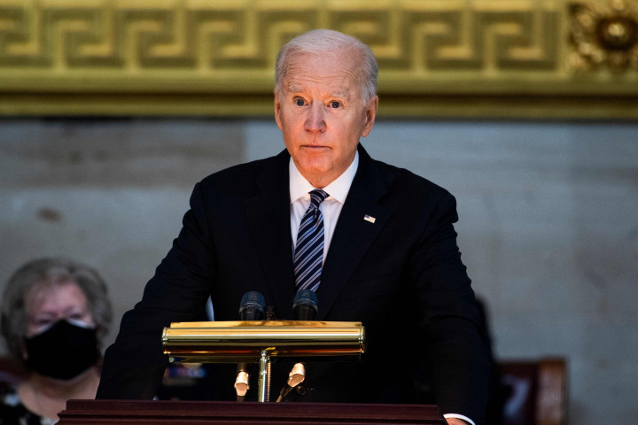 Biden yang memimpin seremoni penghormatan terakhir pada Selasa, 13 April 2021, waktu setempat, memuji Evans yang sudah mengabdi pada kepolisian selama 18 tahun ini sebagai 'pahlawan'.