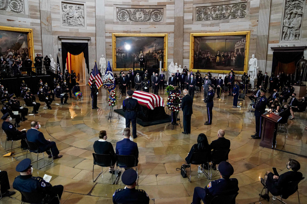 Para polisi memenuhi kursi-kursi yang disediakan di Rotunda Gedung Capitol. 