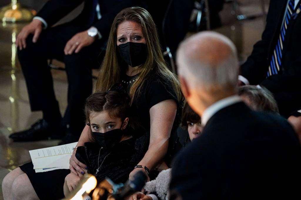 Anak-anak Evans, Abigail dan Logan, duduk di sebelah ibunda mereka.