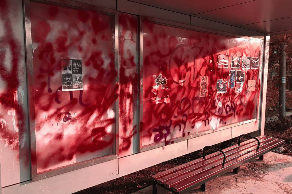 Berbagai sudut kota di Myanmar berlumuran cat berwarna merah darah setelah para aktivis menyerukan