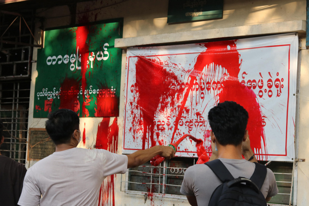 Disebutkan bahwa cat itu merupakan lambang pertumpahan darah yang telah merenggut lebih dari 700 nyawa sejak militer melakukan tindakan kekerasan terhadap para demonstran.