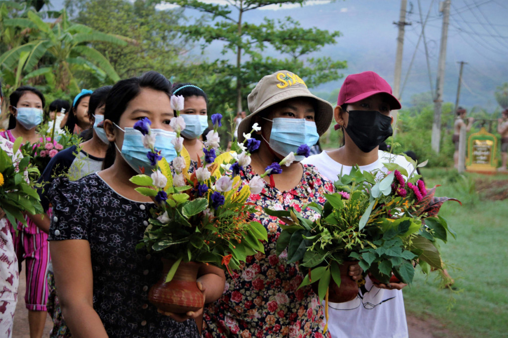Para penentang junta mengajak warga tidak menghadiri perayaan Thingyan versi junta. ”Tidak ada alasan ikut perayaan apa pun sampai demokrasi tercapai. Ikut festival Thingyan tidak menghormati orang tua dan warga serta para korban,” demikian pengumuman penentang junta melalui media sosial.