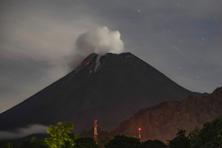 Gunung merapi di perbatasan Daerah Istimewa Yogyakarta dan Jawa Tengah dua kali meluncurkan guguran lava dari kubah yang berada di kawah puncak gunung ke arah tenggara atau menuju hulu Kali Gendol, Cangkringan, Kabupaten Sleman.