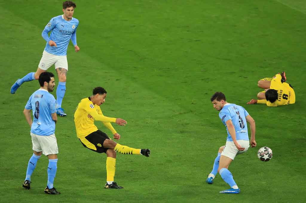 Man City mengawali pertandingan dengan relatif baik di Signal Iduna Park, tetapi justru Dortmund yang membuka keunggulan pada menit ke-15 melalui sepakan melengkung Jude Bellingham.