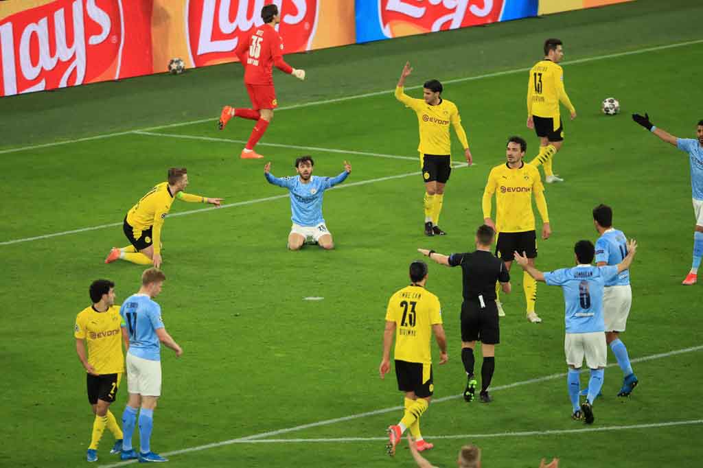 Pada menit ke-28 City hampir membalas, tetapi tembakan Kevin de Bruyne yang sudah menaklukkan kiper Marwin Hitz membentur mistar gawang sebelum Bernardo Silva gagal menyambar bola muntah. Keunggulan Dortmund bertahan hingga turun minum.