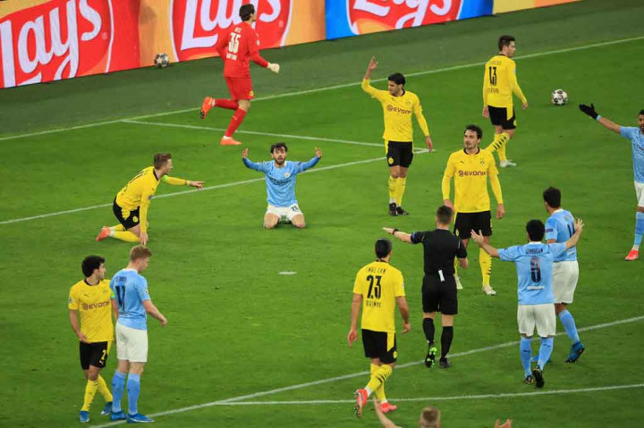 Pada menit ke-28 City hampir membalas, tetapi tembakan Kevin de Bruyne yang sudah menaklukkan kiper Marwin Hitz membentur mistar gawang sebelum Bernardo Silva gagal menyambar bola muntah. Keunggulan Dortmund bertahan hingga turun minum.