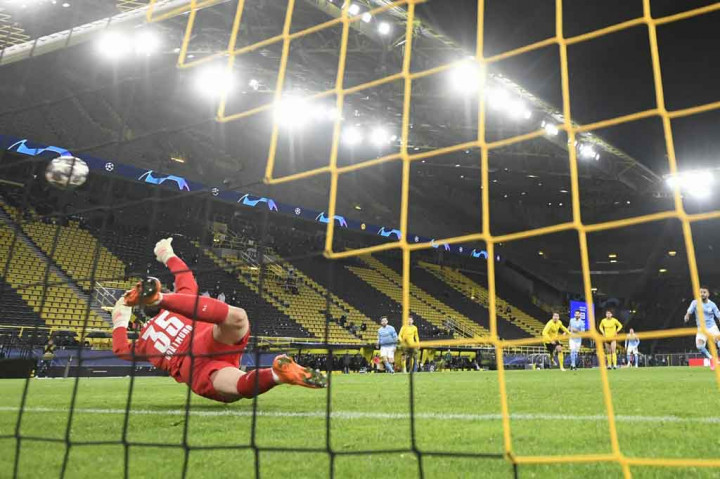 Tujuh menit memasuki babak kedua City mendapat hadiah tendangan penalti setelah Emre Can melakukan handball. Riyad Mahrez sukses mengkoversi tendangan penalti untuk membuat kedudukan imbang 1-1 dan City memimpin 3-2 secara agregat.
