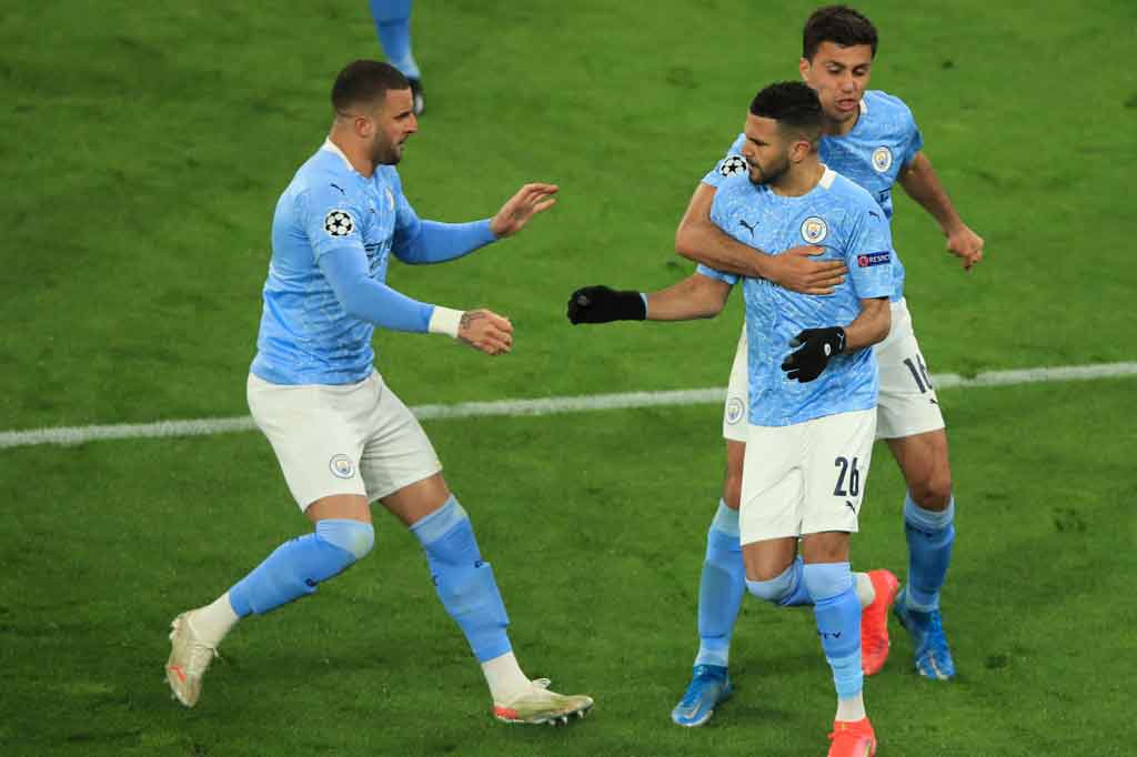 Riyad Mahrez melakukan selebrasi bersama rekan-rekan setimnya usai membawa timnya menyamakan kedudukan menjadi 1-1.