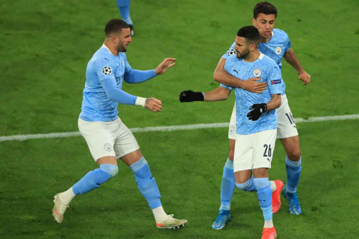 Riyad Mahrez melakukan selebrasi bersama rekan-rekan setimnya usai membawa timnya menyamakan kedudukan menjadi 1-1.