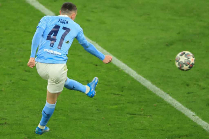 Setelah kebobolan Dortmund relatif kesulitan keluar dari tekanan City yang malahan berhasil berbalik memimpin pada menit ke-75 lewat tembakan keras Phil Foden yang tak bisa dihentikan oleh Hitz.