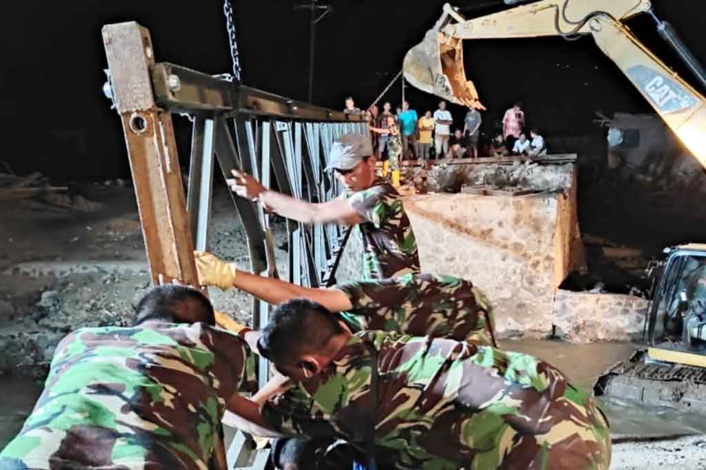 Personel Satuan Tugas (Satgas) Zeni TNI Angkatan Darat mempercepat pengerjaan dua jembatan tempur di lokasi bencana di Pulau Adonara, Kabupaten Flores Timur, Nusa Tenggara Timur. Hal itu agar aktivitas warga dapat berjalan normal pasca-jembatan putus dihantam bencana banjir bandang.