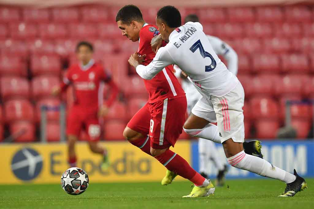 Liverpool mengawali babak kedua dengan tingkat agresivitas yang sama. Trent Alexander-Arnold mengirim umpan terobosan ke dalam kotak penalti, namun tembakan Roberto Firmino masih lurus mengarah Courtois yang sigap menghalau bola.