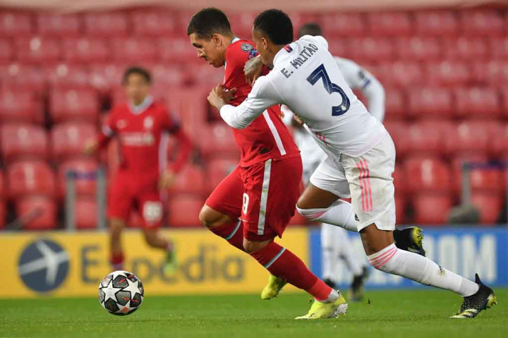 Liverpool mengawali babak kedua dengan tingkat agresivitas yang sama. Trent Alexander-Arnold mengirim umpan terobosan ke dalam kotak penalti, namun tembakan Roberto Firmino masih lurus mengarah Courtois yang sigap menghalau bola.