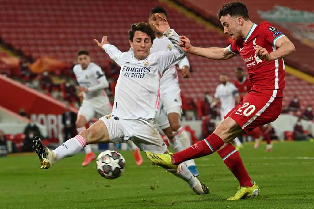 Keadaan yang tak kunjung berubah memaksa Juergen Klopp melakukan pergantian dua pemain sekaligus dengan memasukkan Thiago Alcantara dan Diogo Jota untuk menggantikan Milner dan Kabak, sehingga memaksa Fabinho kembali bermain sebagai bek tengah.