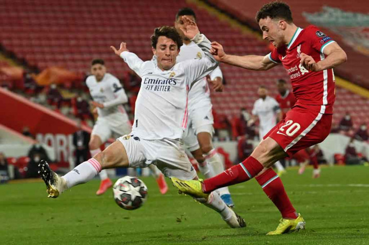 Keadaan yang tak kunjung berubah memaksa Juergen Klopp melakukan pergantian dua pemain sekaligus dengan memasukkan Thiago Alcantara dan Diogo Jota untuk menggantikan Milner dan Kabak, sehingga memaksa Fabinho kembali bermain sebagai bek tengah.