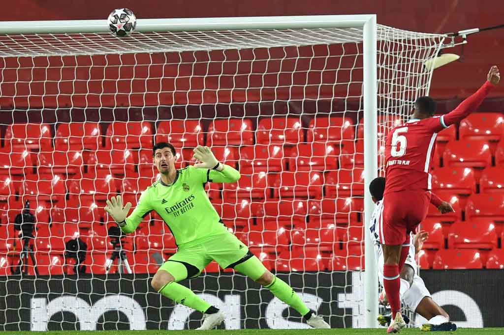 Liverpool mengawali babak kedua dengan tingkat agresivitas yang sama. Trent Alexander-Arnold mengirim umpan terobosan ke dalam kotak penalti, namun tembakan Roberto Firmino masih lurus mengarah Courtois yang sigap menghalau bola.