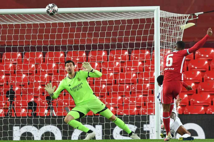 Liverpool mengawali babak kedua dengan tingkat agresivitas yang sama. Trent Alexander-Arnold mengirim umpan terobosan ke dalam kotak penalti, namun tembakan Roberto Firmino masih lurus mengarah Courtois yang sigap menghalau bola.