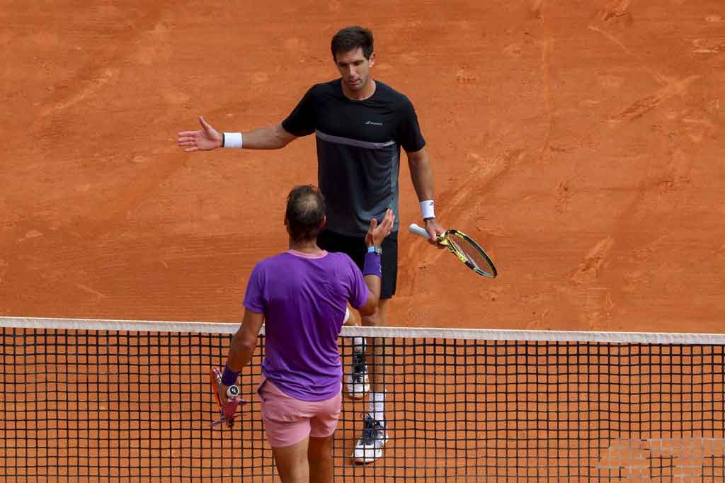 Rafael Nadal (bawah) erjabat tangan dengan petenis Argentina Federico Delbonis setelah memenangi pertandingan putaran kedua mereka turnamen Monte-Carlo ATP Masters Series di Monaco pada Rabu, 14 April 2021.