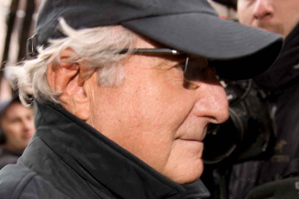 
Madoff dijatuhi hukuman 150 tahun penjara pada 2009 karena menjalankan skema gaya piramida yang menipu puluhan ribu orang di seluruh dunia.  Skema tersebut diperkirakan bernilai sekitar USD63 miliar (sekitar Rp920 triliun).