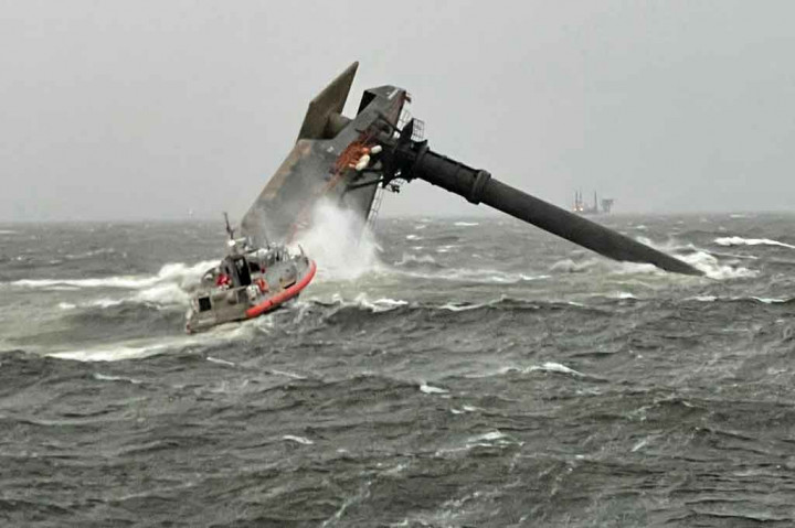 Kapal Seacor Power terbalik pada Selasa, 13 April 2021 akibat disapu badai kuat yang tak terduga di dekat Port Fourchon, sekitar 160 kilometer (100 mil) selatan New Orleans.