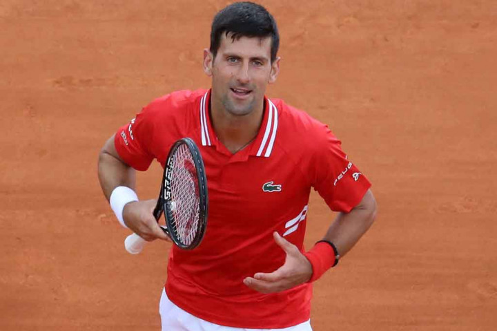 Unggulan teratas Novak Djokovic melakukan selebrasi usai memastikan diri melaju ke babak ketiga turnamen Monte Carlo Masters usai menundukkan petenis berbakat Jannik Sinner di babak kedua, Rabu, 14 April 2021 waktu setempat.
