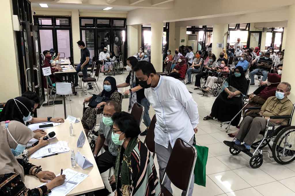 Lansia bersama pendamping menunggu di ruang observasi seusai mengikuti vaksinasi covid-19 di BBPK Hang Jebat Jakarta, Kamis, 15 April 2021.