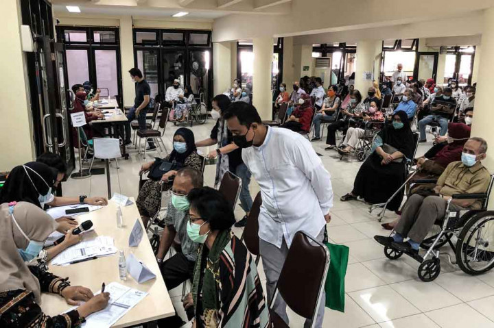 Lansia bersama pendamping menunggu di ruang observasi seusai mengikuti vaksinasi covid-19 di BBPK Hang Jebat Jakarta, Kamis, 15 April 2021.