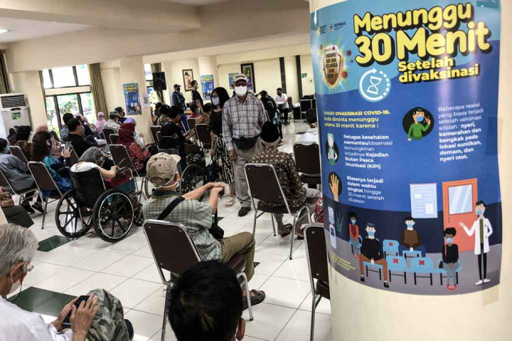 Pemerintah Provinsi (Pemprov) DKI Jakarta melalui Dinas Kesehatan Provinsi DKI Jakarta memfasilitasi vaksinasi covid-19 bagi masyarakat yang mengantar dua lansia untuk divaksin.