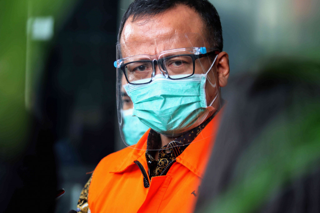 Uang itu diterima Edhy melalui dua mata uang. Edhy diduga menerima uang US$77 ribu atau sekitar Rp1,12 miliar melalui asisten pribadinya Amiril Mukminin dan staf khusus menteri kelautan dan perikanan Safri. Duit itu diterima dari pemilik PT Dua Putera Perkasa, Pratama Suharjito.