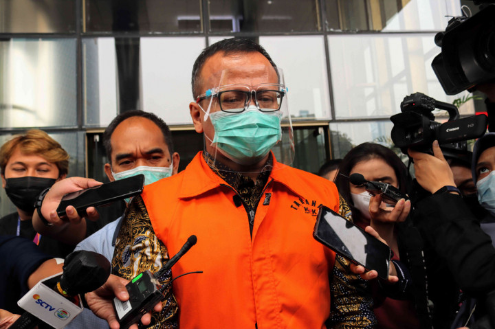 Mantan Menteri Kelautan dan Perikanan (KKP) Edhy Prabowo didakwa menerima suap sebesar Rp 25,7 miliar terkait izin ekspor benur.
