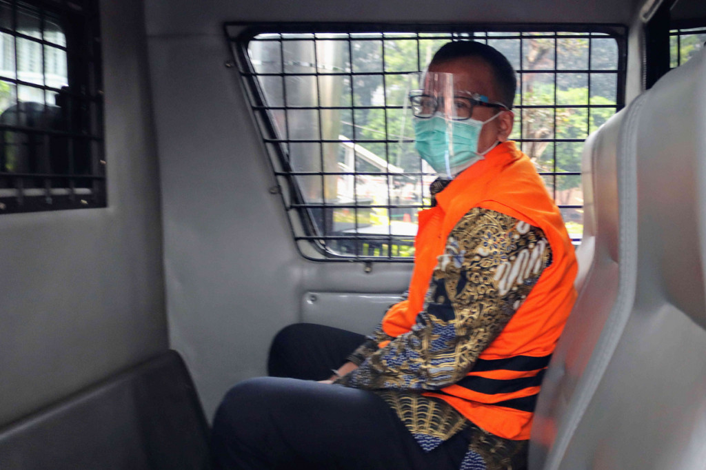 Mantan Menteri Kelautan dan Perikanan (KKP) Edhy Prabowo berada di mobil tahanan usai menjalani sidang perdana kasus dugaan suap izin ekspor benih bening lobster atau benur di Pengadilan Tipikor Jakarta.