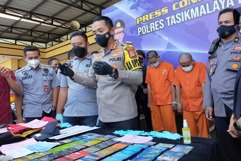 Komplotan spesialis pembobol kartu anjungan tunai mandiri (ATM) membobol rekening seorang nasabah bank asal Kota Tasikmalaya, Jawa Barat. Para pelaku menghabiskan Rp 467 juta uang korban untuk belanja secara debit dan dengan mentransfer uang ke rekening lain milik pelaku. 