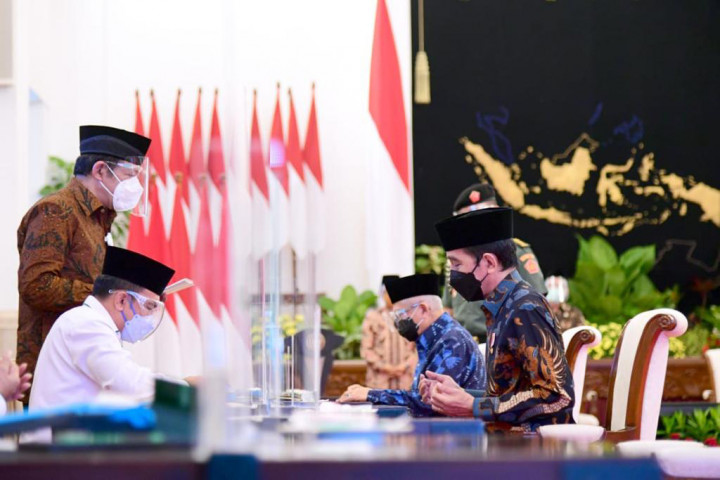 Presiden Joko Widodo (Jokowi) dan Wakil Presiden Ma'ruf Amin membayarkan zakat melalui Badan Amil Zakat Nasional (Baznas) pada Kamis, 15 April 2021. Acara tersebut digelar dengan tetap mematuhi dan menjaga protokol kesehatan yang ketat.