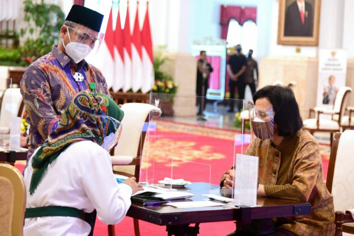 Pembayaran zakat ini dilakukan secara langsung di Kompleks Istana Kepresidenan, Jakarta. Beberapa menteri yang terlihat adalah Menteri Keuangan Sri Mulyani dan Menteri Agama Yaqut Cholil Qoumas.