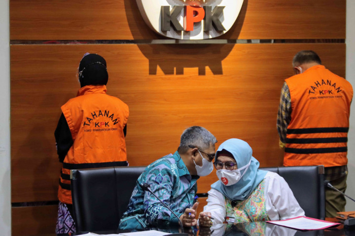 Komisi Pemberantasan Korupsi (KPK) menggelar konpers penahanan dua anggota Dewan Perwakilan Rakyat Daerah Jawa Barat (DPRD) sebagai tersangka dalam kasus dugaan suap terkait pengurusan dana bantuan provinsi Jabar kepada Kabupaten Indramayu Tahun Anggaran 2017-2019, Kamis, 15 April 2021. Kedua tersangka tersebut yakni anggota DPRD Jabar periode 2014-2019 dan 2019-2024 Ade Barkah Surahman dan anggota DPRD Jabar periode 2014-2019 Siti Aisyah Tuti Handayani.
