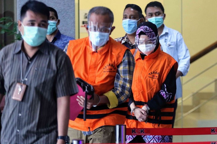 Masing-masing tersangka ditahan di Rutan cabang KPK Gedung Merah Putih.