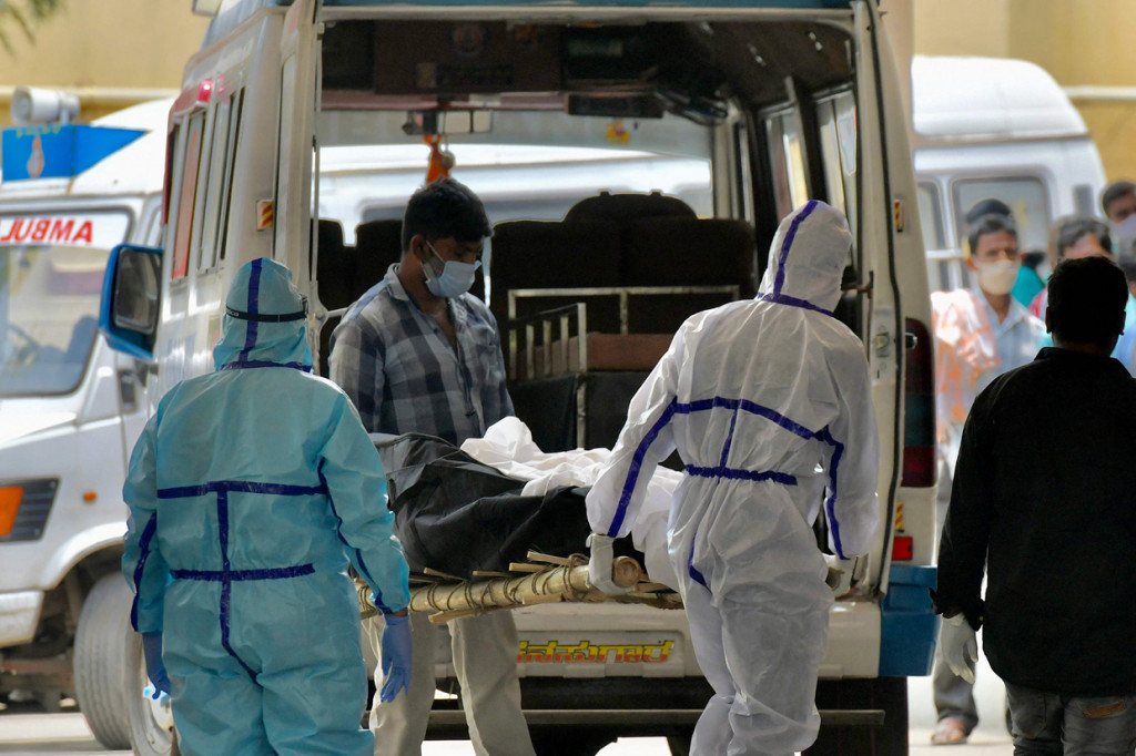 Sehari sebelumnya lebih dari 1.000 kematian, data kementerian kesehatan menunjukkan. Dengan demikian totalnya menjadi 175.000 kematian, meskipun secara per kapita India jauh di belakang banyak negara lain.