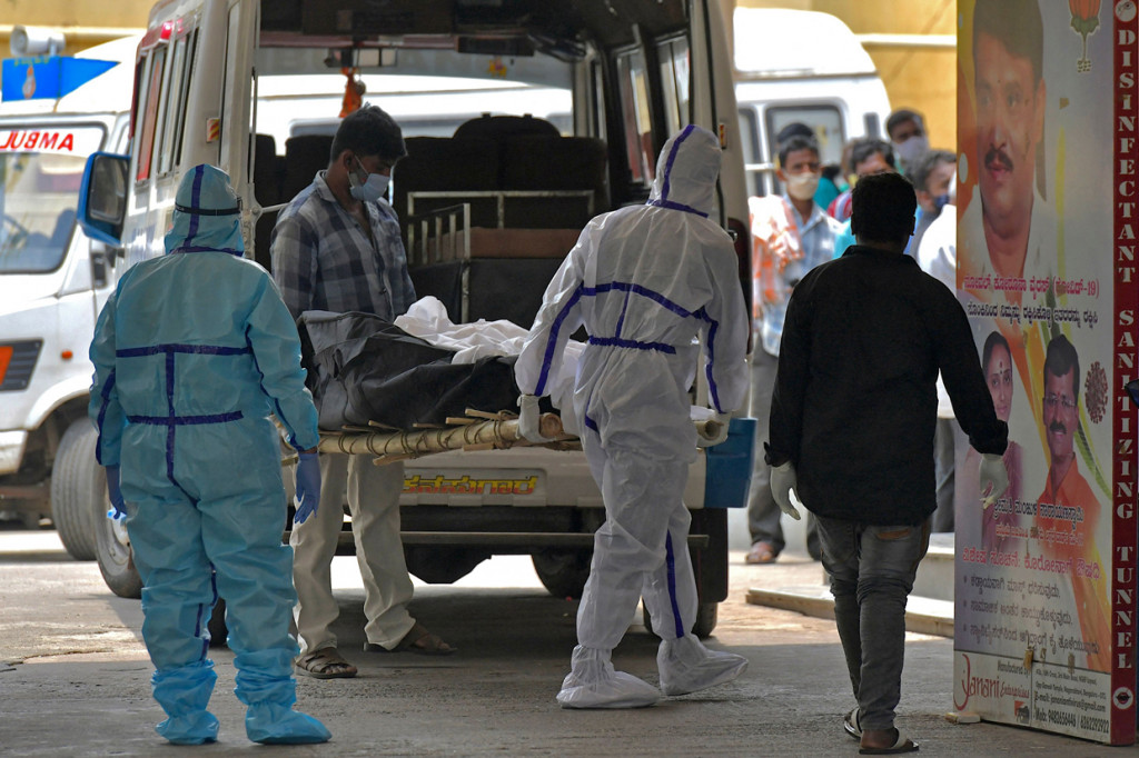 Kasus Covid-19 harian di India meningkat dua kali lipat dalam 10 hari terakhir. Rekor 200.000 kasus baru terjadi pada Kamis, 15 April 2021, ketika pihak berwenang tengah bergulat dengan kekurangan vaksin, perawatan, dan tempat tidur rumah sakit.