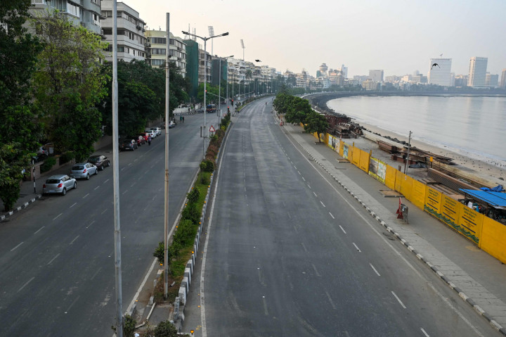 Jalan sepi di Marine Drive terlihat selama pembatasan yang diberlakukan oleh pemerintah negara bagian di tengah meningkatnya kasus Covid-19, di Mumbai.