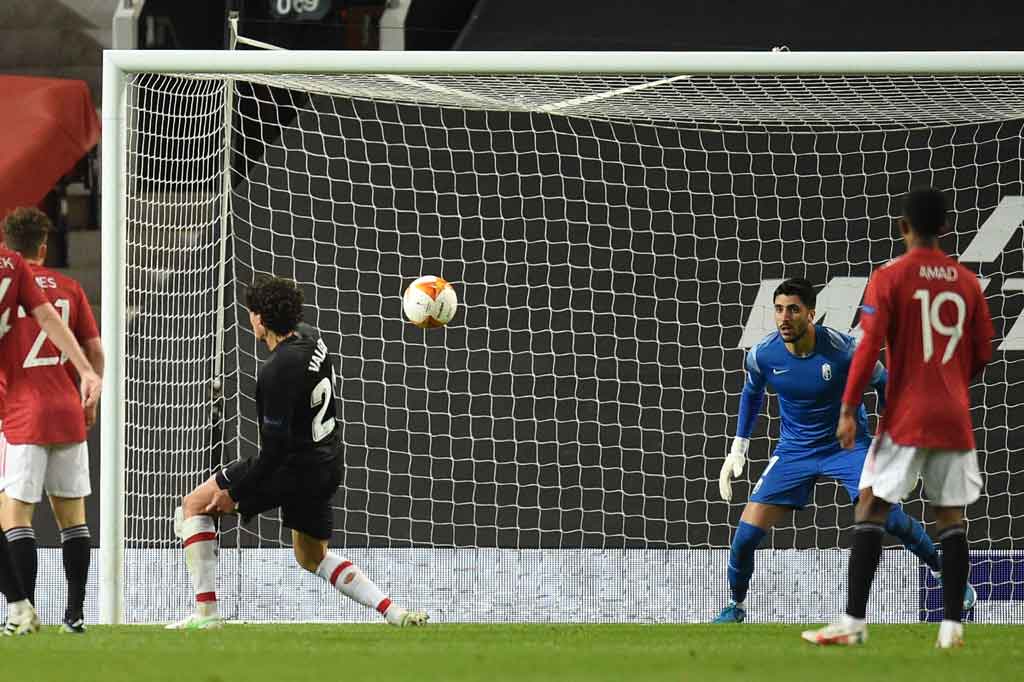 Pada pengujung waktu normal, Alex Telles mengirimkan umpan silang yang disambut sundulan Juan Mata, bola lantas mengenai badan Jesus Vallejo sebelum membentur tiang gawang dan menjadi gol bunuh diri bagi bek Granada itu. MU dua, Granada nol.