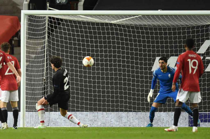 Pada pengujung waktu normal, Alex Telles mengirimkan umpan silang yang disambut sundulan Juan Mata, bola lantas mengenai badan Jesus Vallejo sebelum membentur tiang gawang dan menjadi gol bunuh diri bagi bek Granada itu. MU dua, Granada nol.