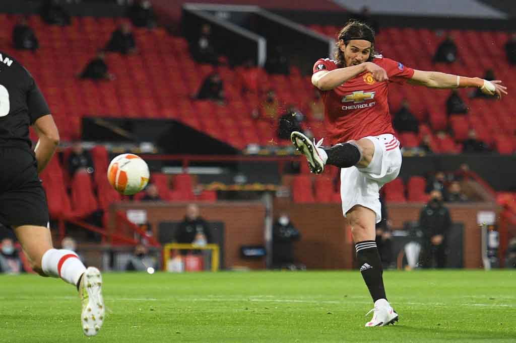 Belum genap enam menit pertandingan berjalan, Edinson Cavani membuka keunggulan MU lewat tendangan voli menyambut umpan Paul Pogba.