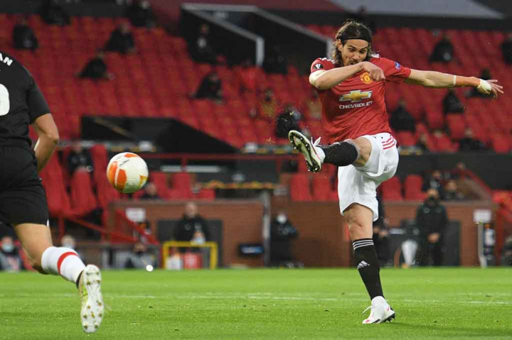 Belum genap enam menit pertandingan berjalan, Edinson Cavani membuka keunggulan MU lewat tendangan voli menyambut umpan Paul Pogba.