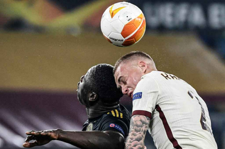 Kedua kesebelasan bermain terbuka sejak awal laga. Peluang tercipta silih berganti namun tidak ada yang berbuah gol.