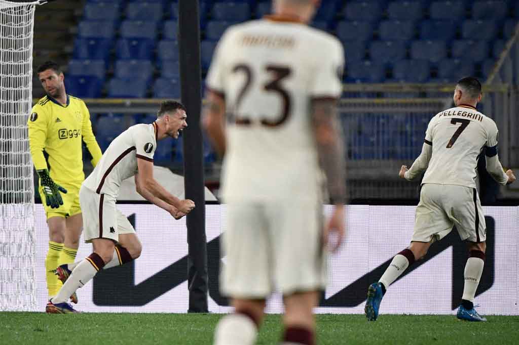 Edin Dzeko melakukan selebrasi usai menjebol gawang Ajax sekaligus membawa timnya menyamakan kedudukan menjadi 1-1., 