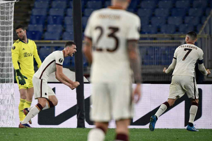 Edin Dzeko melakukan selebrasi usai menjebol gawang Ajax sekaligus membawa timnya menyamakan kedudukan menjadi 1-1., 