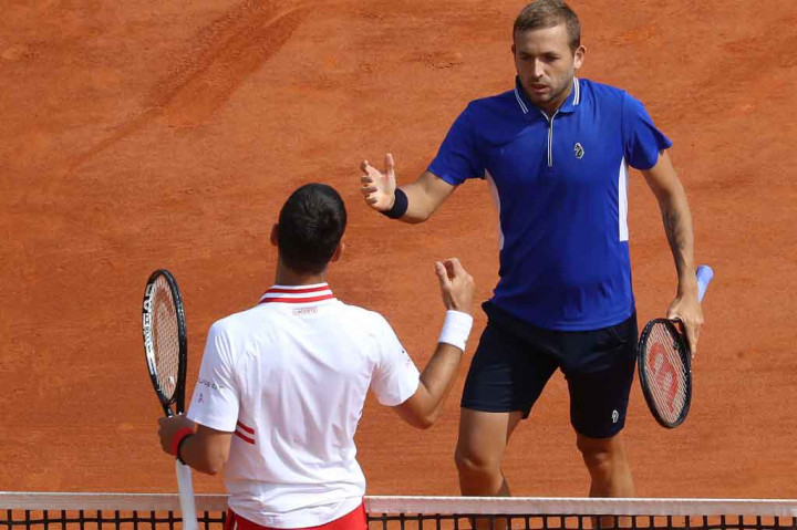 Petenis Serbia Novak Djokovic memberi selamat kepada lawannya Daniel Evans usai laga putaran ketiga turnamen tenis Monte-Carlo ATP Masters Series di Monaco, Kamis, 15 April 2021 waktu setempat.