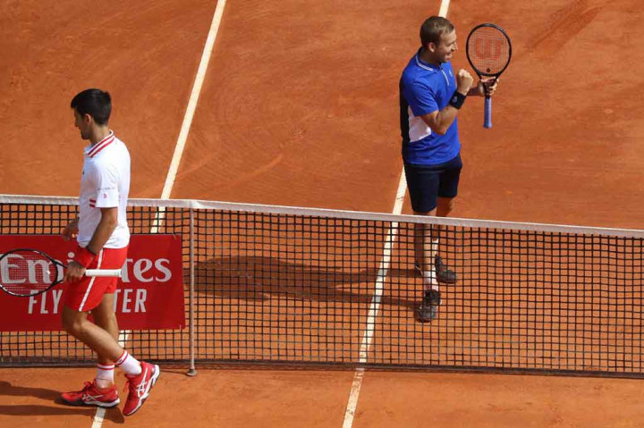 Petenis nomor satu dunia Novak Djokovic secara mengejutkan menelan kekalahan dua set langsung dari petenis non unggulan Daniel Evans di babak 16 besar Monte Carlo Masters, Kamis waktu setempat.