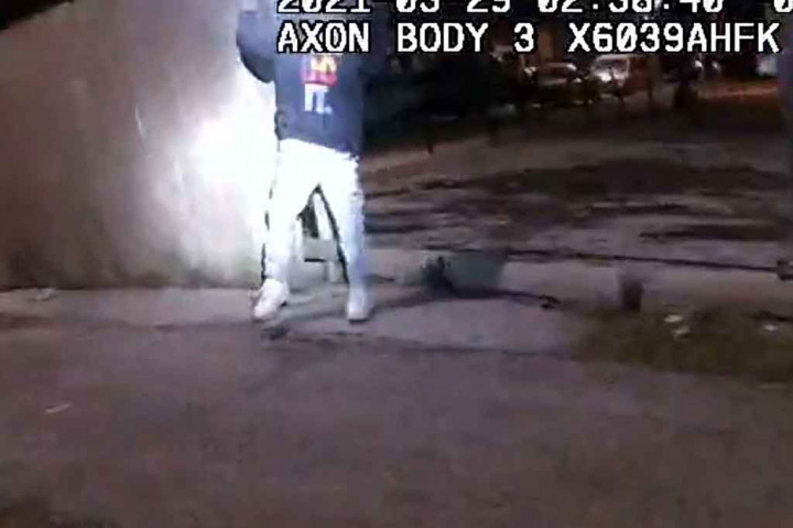 Kantor Akuntabilitas Kepolisian Sipil Chicago, Kamis, 15 April 2021 waktu setempat, merilis rekaman bodycam polisi yang menunjukkan seorang petugas menembak mati bocah laki-laki Latin berusia 13 tahun. Bocah tersebut merupakan keturunan Samoa-Amerika.