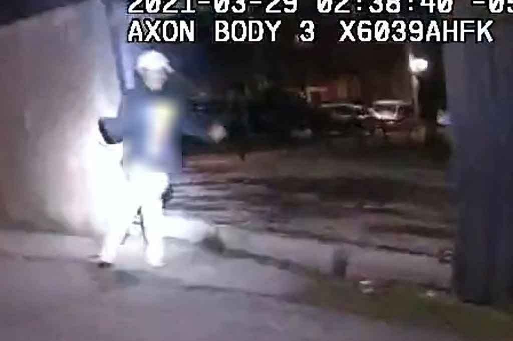 
Rekaman mengejutkan menunjukkan remaja bernama Adam Toledo berlari dari petugas pada 29 Maret silam dan kemudian ditembak dengan satu tembakan ke dada saat dia berhenti dan mengangkat tangannya.